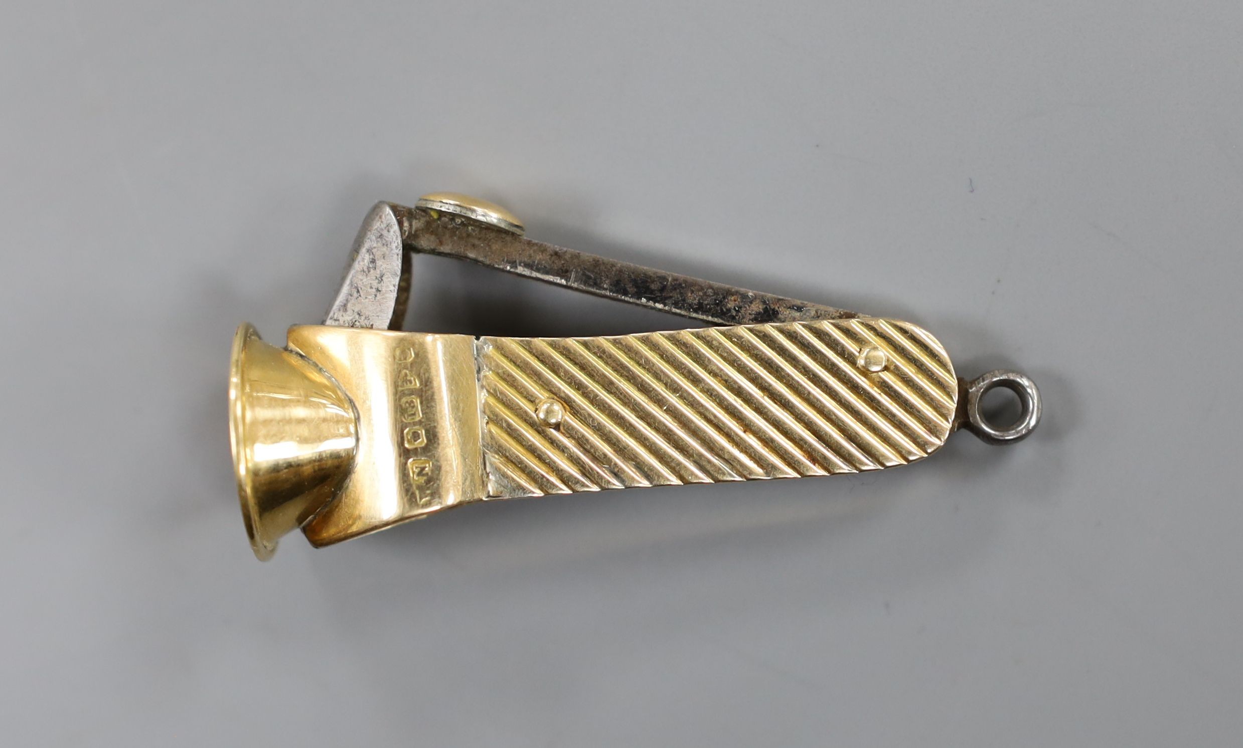 An early 20th century 18ct gold mounted cigar cutter, 56mm.